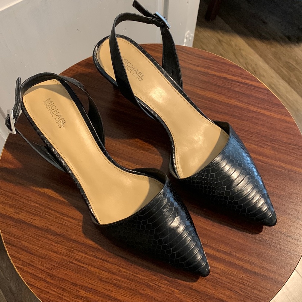 Ladies shoes 8.5 Black, with 2.5 inch heel.